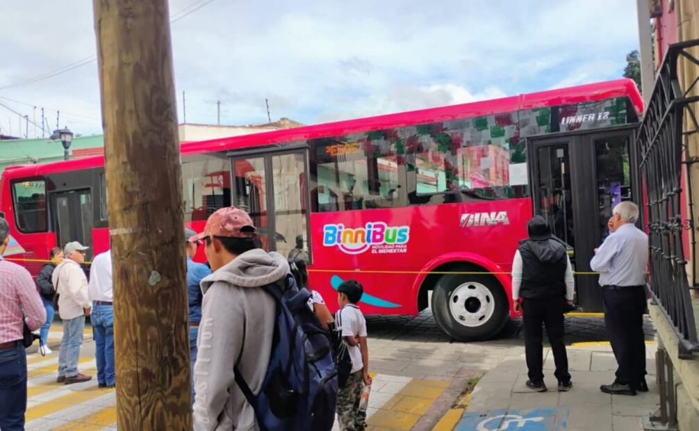 Madres y madres de familia del Cendi número 1 que exigieron seguridad vial para los menores estudiantes (18/09/2025). Foto: Especial