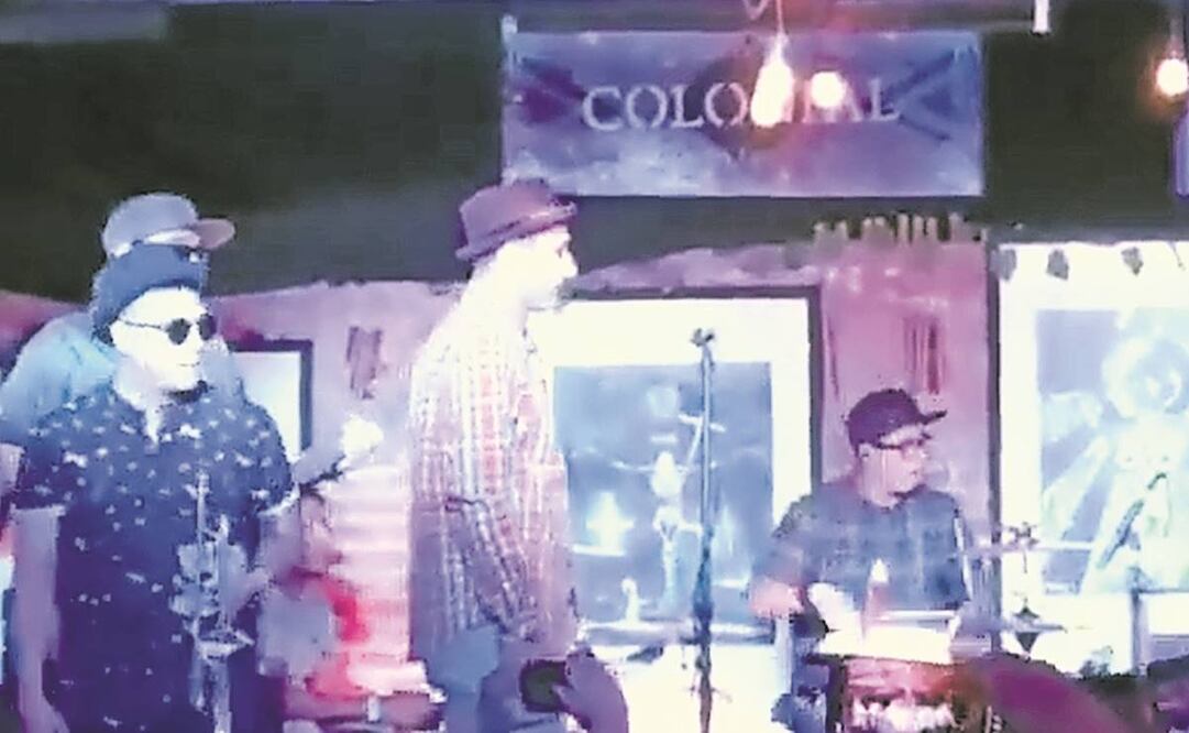 En grabaciones que circularon, se observa que cuando el grupo está tocando su actuación se interrumpe por aparentes disparos. Foto: Captura de video.