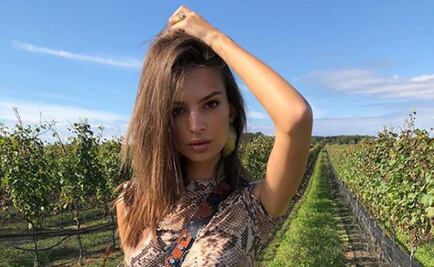 Emily Ratajkowski deslumbra con sus curvas en traje de baño
