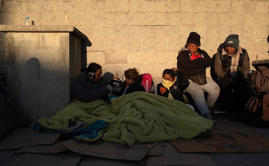 Los migrantes se despiertan después de pasar la noche fuera del centro de detención de inmigrantes donde murieron 38 migrantes durante un incendio en Ciudad Juárez, estado de Chihuahua, México. Foto: AFP