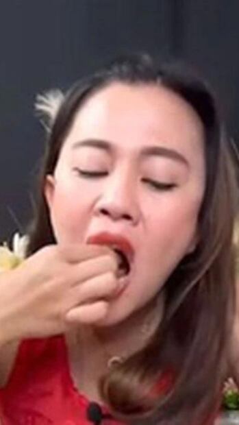 Una mujer es detenida tras filmarse comiendo este exótico animal