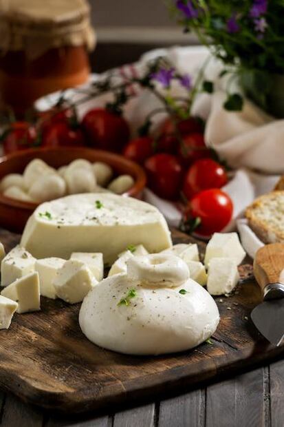 La mozzarella, es una excelente opción para aquellos que buscan cuidar su salud cardiovascular. Fuente: Freepik.
