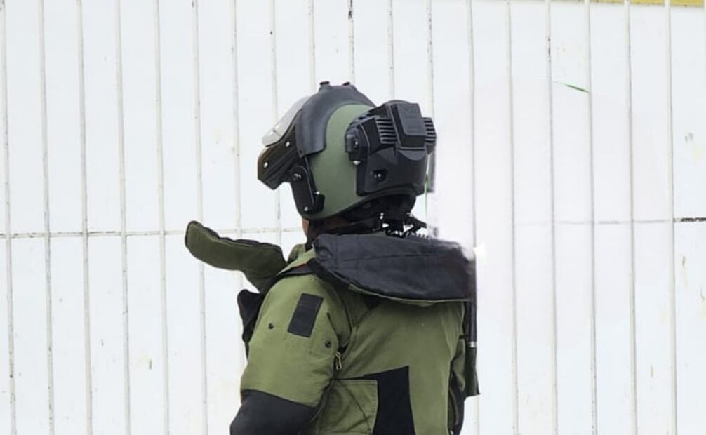 Especialistas en explosivos del Ejército Mexicano, retiraron la granada que fue dejada en la preparatoria José de Escandón. Foto:  Sandra Tovar - EL UNIVERSAL