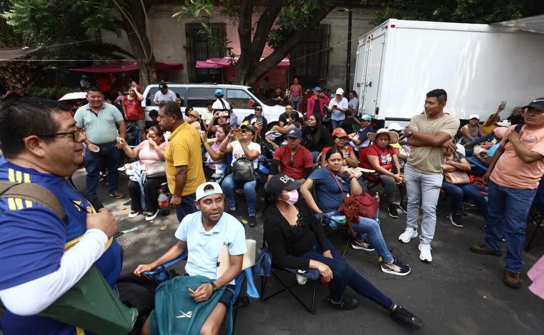 Integrantes de la Coordinadora Nacional de Trabajadores de la Educación mantienen su aglomeración fuera de la Secretaría de Gobernación y sus calles aledañas. Foto: Gabriel Pano / EL UNIVERSAL.