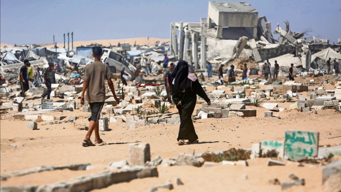 Una palestina observa la destrucción en un campamento en Khan Younis. Foto: AFP