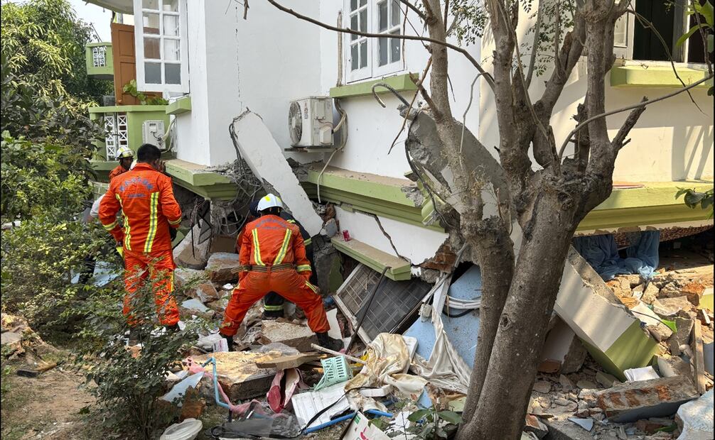 Rescatistas trabajan en la búsqueda de supervivientes en el derrumbe de un edificio en Mandalay, Myanmar, el 29 de marzo de 2025. Foto: AP