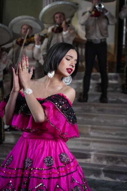 Ángela Aguilar celebra su cumpleaños 18 con esta portada de revista