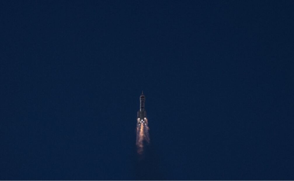 China lanza con éxito su primera misión tripulada con dirección a su estación espacial