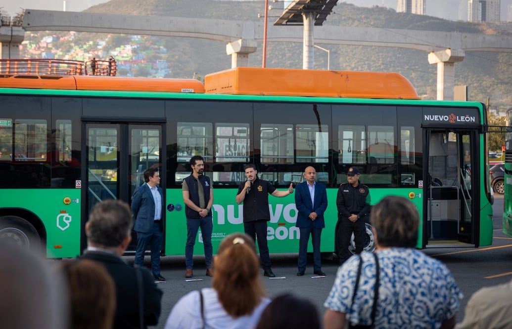 El gobernador de Nuevo León, Samuel García Sepúlveda entregó este viernes 15 nuevas unidades a la Ruta Más Palomas. Foto: Especial