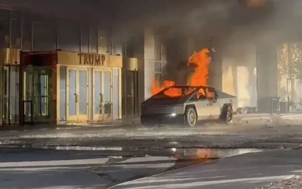 Imagen de video que muestra una cybertruck en llamas frente a la Trump Tower en Las Vegas, Nevada, el miércoles 1 de enero de 2025. FOTO: CAPTURA