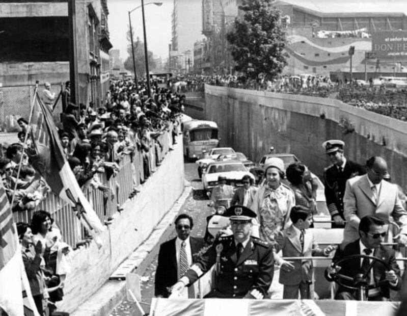 Cuando la reina Isabel II paseó en el mercado y bailó  "La Cucaracha" en México 