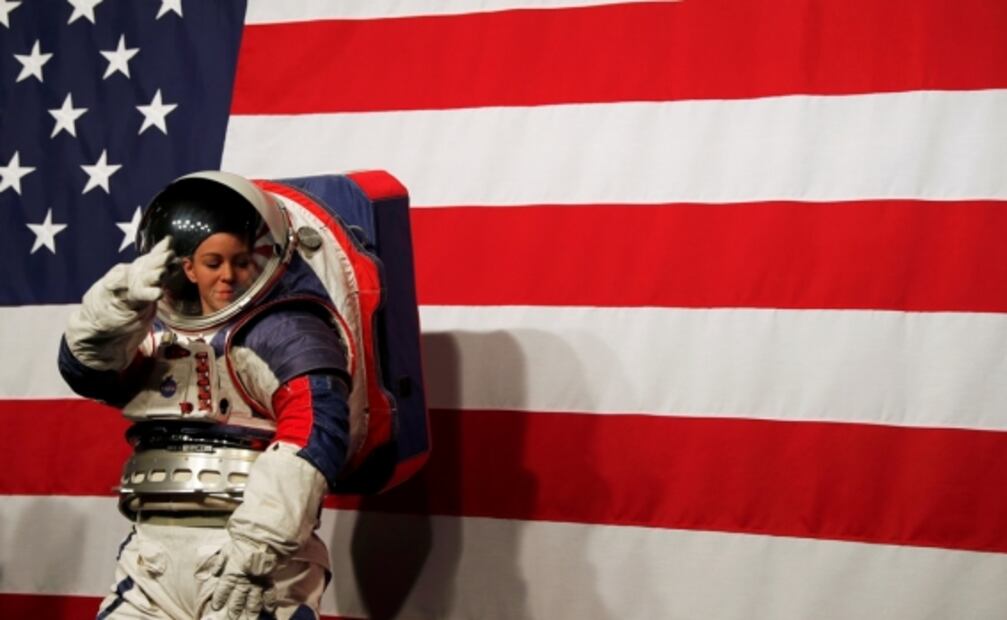 NASA presenta sus nuevos trajes espaciales; se usarán para el regreso a la Luna