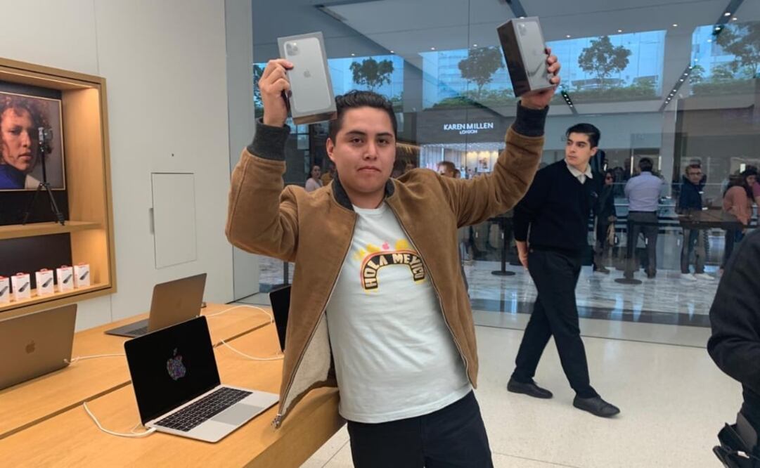Arturo se considera un empedernido fanático de la marca, Junto con su novia pasaron 15 horas para adquirir en la Apple Store, cuatro dispositivos iPhone 11 Pro Max 256 GB.