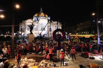 Familiares de víctimas de feminicidios instalan antimonumento sobre Avenida Juárez