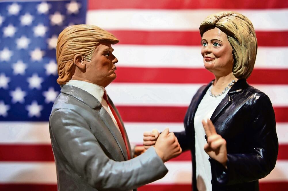 Una tienda de Nápoles, Italia, ofrece figurillas de los candidatos a la presidencia de Estados Unidos, Donald Trump y Hillary Clinton (CESARE ABBATE. AP)