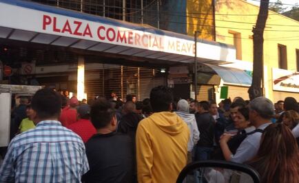 Comerciantes bloquean Eje Central por operativo en Plaza Meave