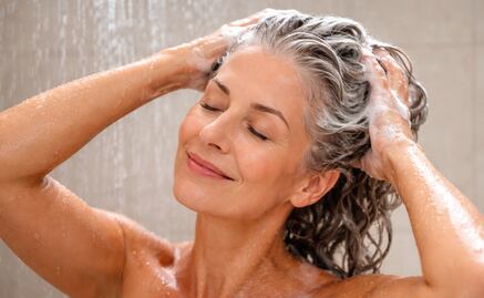 Shampoo morado vs azul: ¿cuál es mejor para matizar las canas?