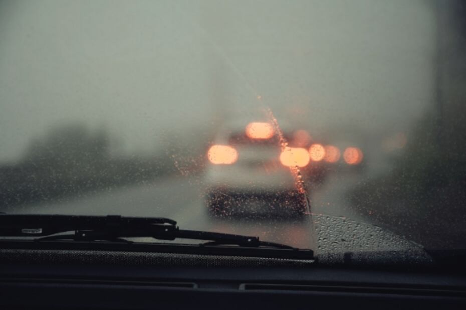 Aplica estos trucos para desempañar los vidrios del auto cuando llueve