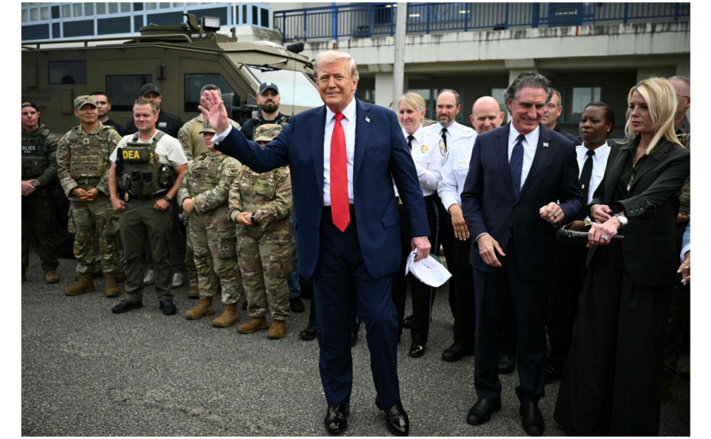 El presidente de Estados Unidos, Donald Trump, se marcha mientras el secretario del Interior, Doug Burgum (segundo por la derecha), y la fiscal general, Pam Bondi (derecha), observan tras visitar a las tropas federales en las instalaciones operativas de la Policía de Parques de Estados Unidos en Anacostia, Washington D. C., el 21 de agosto de 2025. Foto: AFP