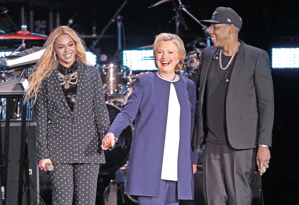 Los cantantes, con Hillary al centro, en el show de Cleveland. (FOTO: DAVID MAXWELL. EFE)