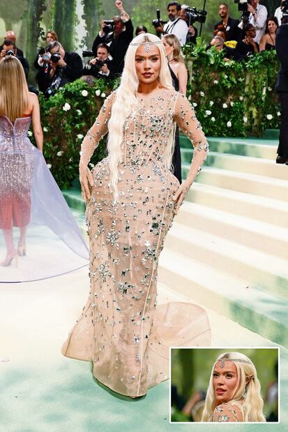 Karol G lució como un hada o elfo, con un vestido de Marc Jacobs. Foto: AFP
