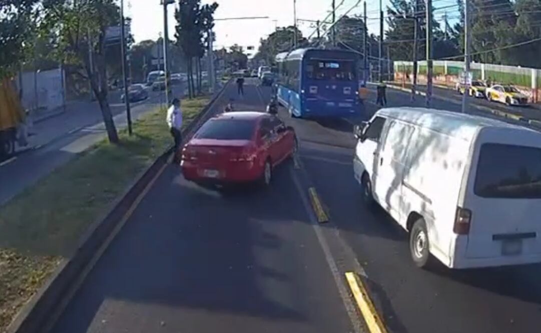 Elementos de tránsito detuvieron en la alcaldía GAM, a un sujeto quien atropelló a una mujer policía, al internar huir tras haber invadido el carril del metrobús (14/11/2024). Foto: captura de pantalla