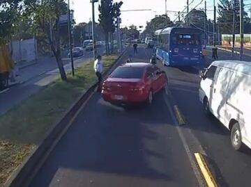 Hombre invade carril de Metrobús en la GAM y atropella a mujer policía al intentar huir; portaba 52 envoltorios con cocaína