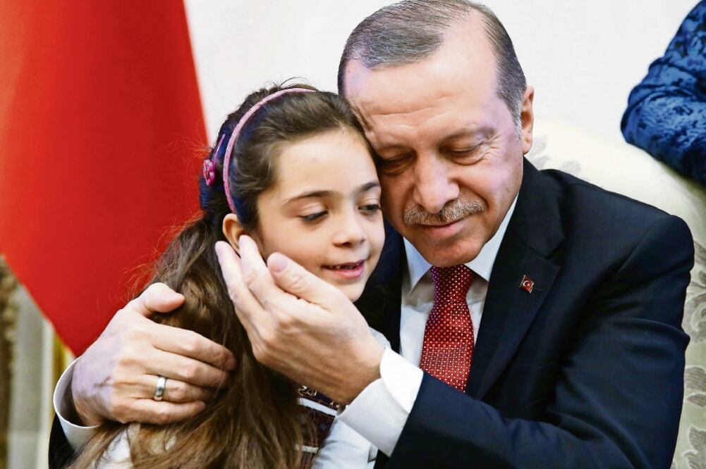 El presidente turco Recep Tayyip Erdogan se reunió ayer en Ankara con Bana Alabed, la niña siria tuitera, quien le agradeció haber sacado a su familia de Aleppo (AP)
