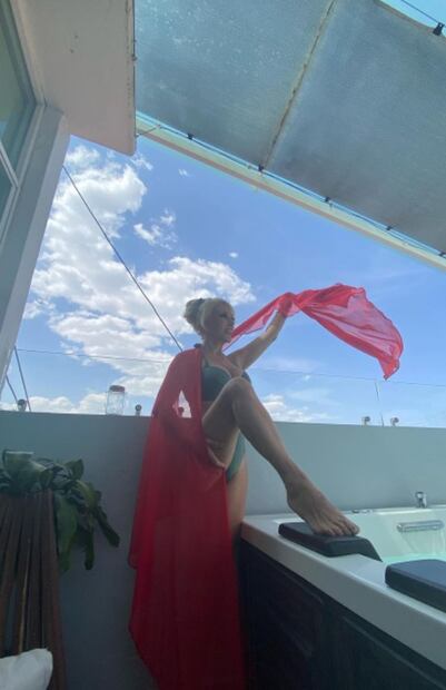 Olivia Collins y su hija ¡parecen hermanas!; se divierten en piscina y levantan suspiros