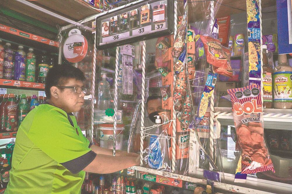 Desde las 14:30 horas de ayer, usuarios de diversos puntos del Valle de México reportaron que no tenían energía eléctrica, que dejó sin luz a negocios y domicilios. FOTOS: XINHUA 