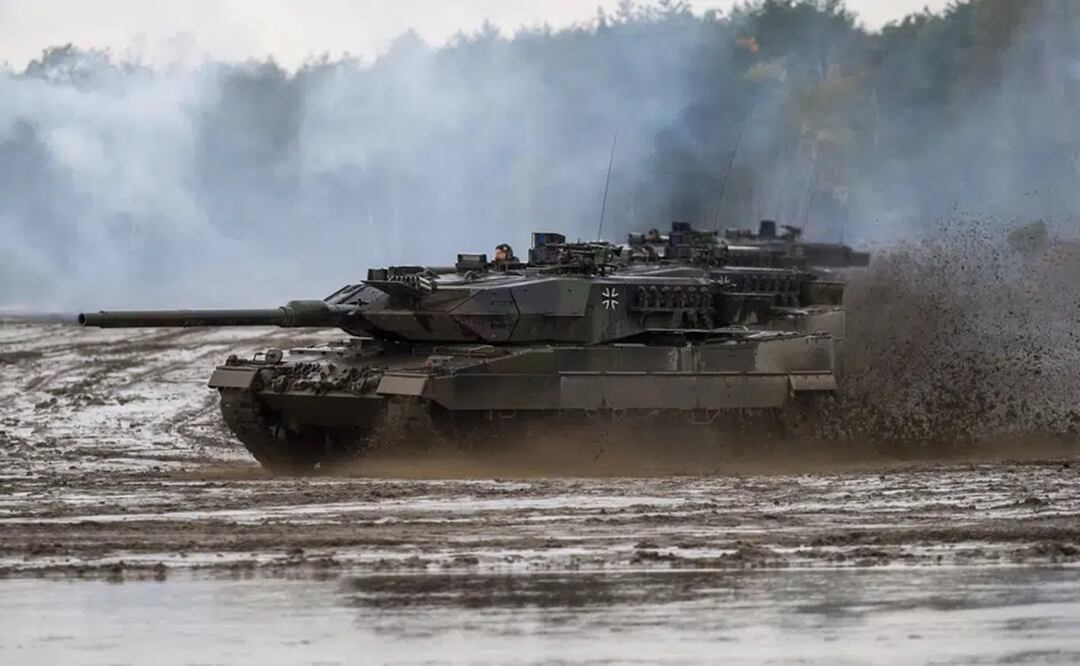 Tanque Leopard 2A6 del batallón de ejercicios Panzer 93 de la Bundeswehr dispara en el área de entrenamiento de Oberlausitz. Foto: AP 