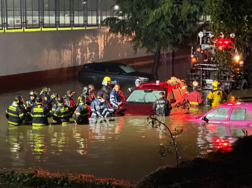 La alcaldía Milpa Alta reportó que esta noche se presentaron fuertes lluvias que provocaron inundaciones en las instalaciones de la Feria del Mole. Foto Especial