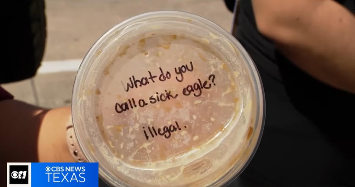 El vaso con la bebida que entregaron a Blanca López, en Texas. FOTO: CBS TEXAS/CAPTURA