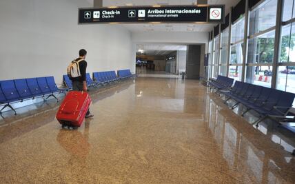 Huelga paraliza vuelos en Argentina; es una "irresponsabilidad" dejar a 35 mil viajeros en tierra: gobierno