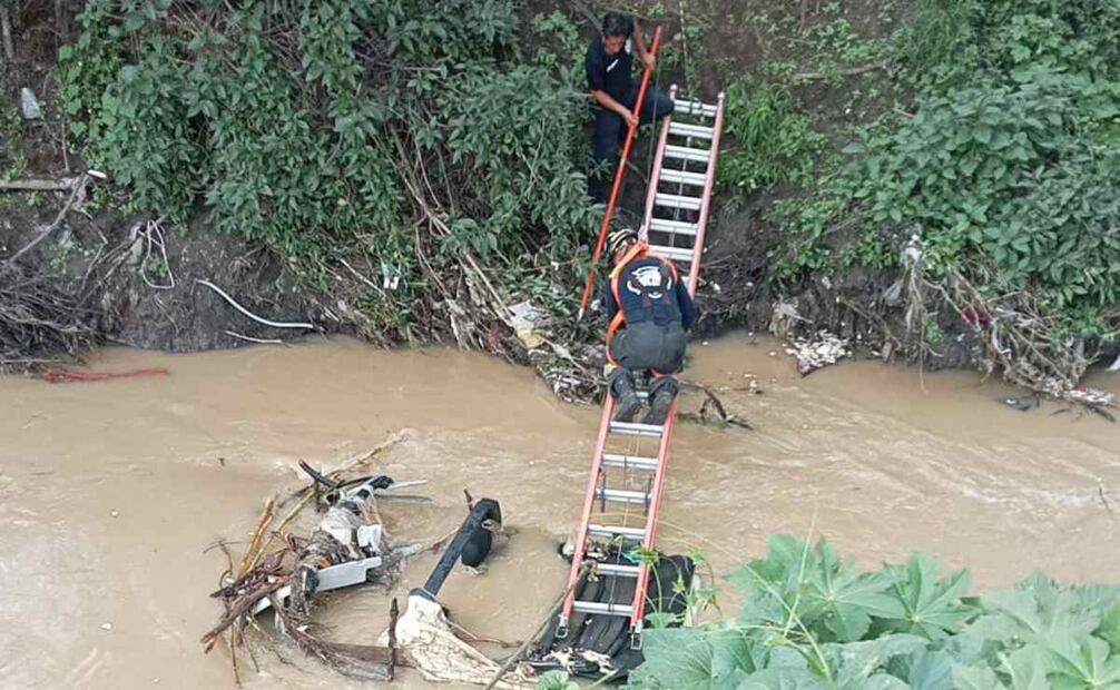 Este domingo con ayuda de la luz natural, personal de vulcanos reanudaron la búsqueda logrando encontrar un vehículo al fondo del río. Foto: Especial
