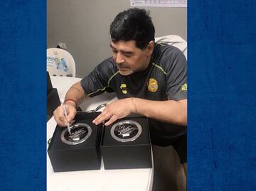 Diego Maradona revende relojes