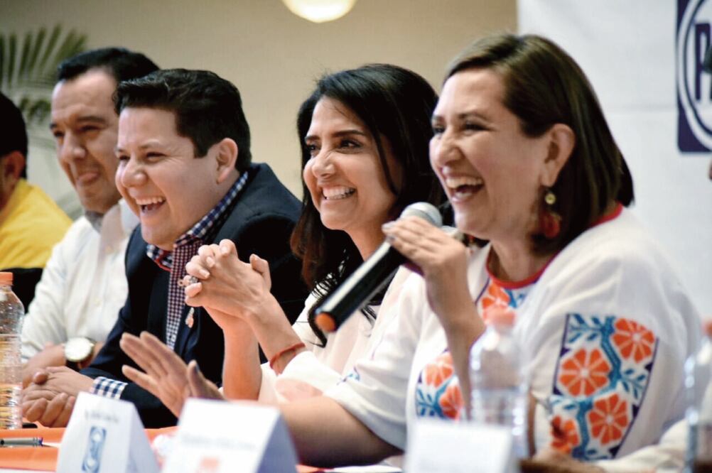 La virtual candidata del Frente estuvo acompañada por la ex delegada de Miguel Hidalgo Xóchitl Gálvez y actual aspirante vía plurinominal por el PAN al Senado de la República. (CORTESÍA)