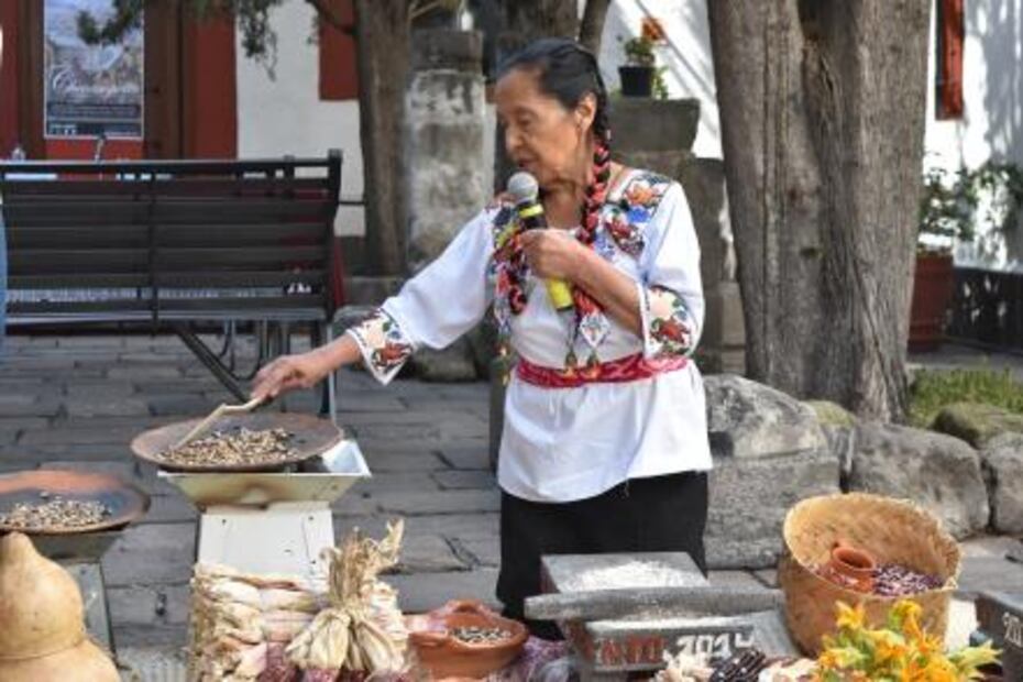La familia que rescata el mole tradicional