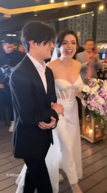 Violeta Isfel se casa y entra del brazo de su hijo 