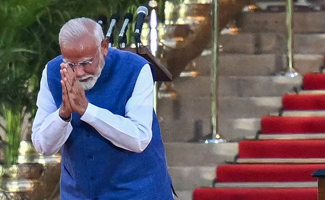 Narendra Modi, hace un gesto hacia la reunión antes de prestar juramento para un tercer mandato como. Foto: AFP