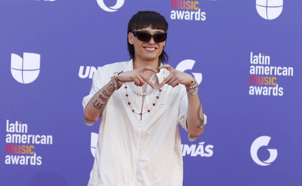 El cantante mexicano Peso Pluma posó en la alfombra roja de los Latin American Music Awards. Foto: EFE.