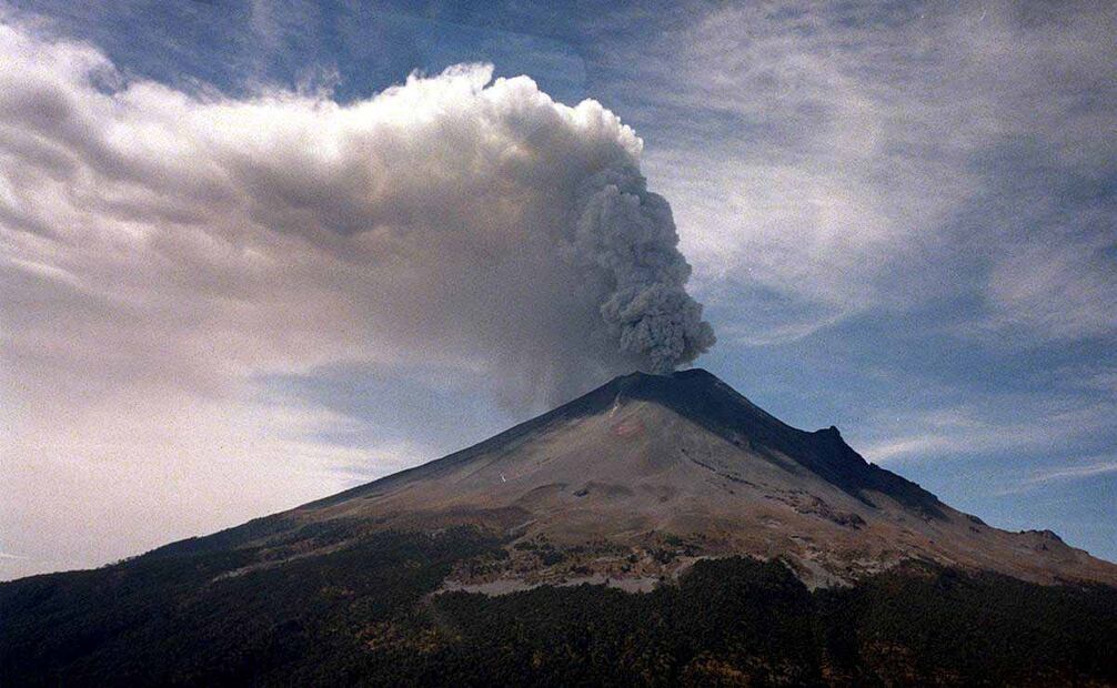 Cobertura de El Universal los días con mayor actividad volcánica en el Popocatépetl, la erupción se podía ver desde diferentes localidades de Puebla y Ciudad de México. 19 de Diciembre 2000. Foto: José Luis Ruiz/ Archivo EL UNIVERSAL.