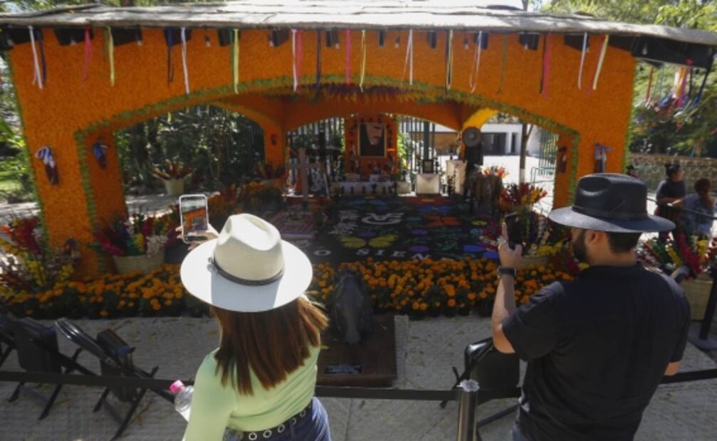 Así luce el imponente altar a Vicente Fernández en el Día de Muertos 