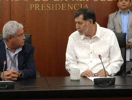 "Llama a tu pin... Presidente"; la agresión que recibió Noroña en el AICM y derivó en disculpa pública
