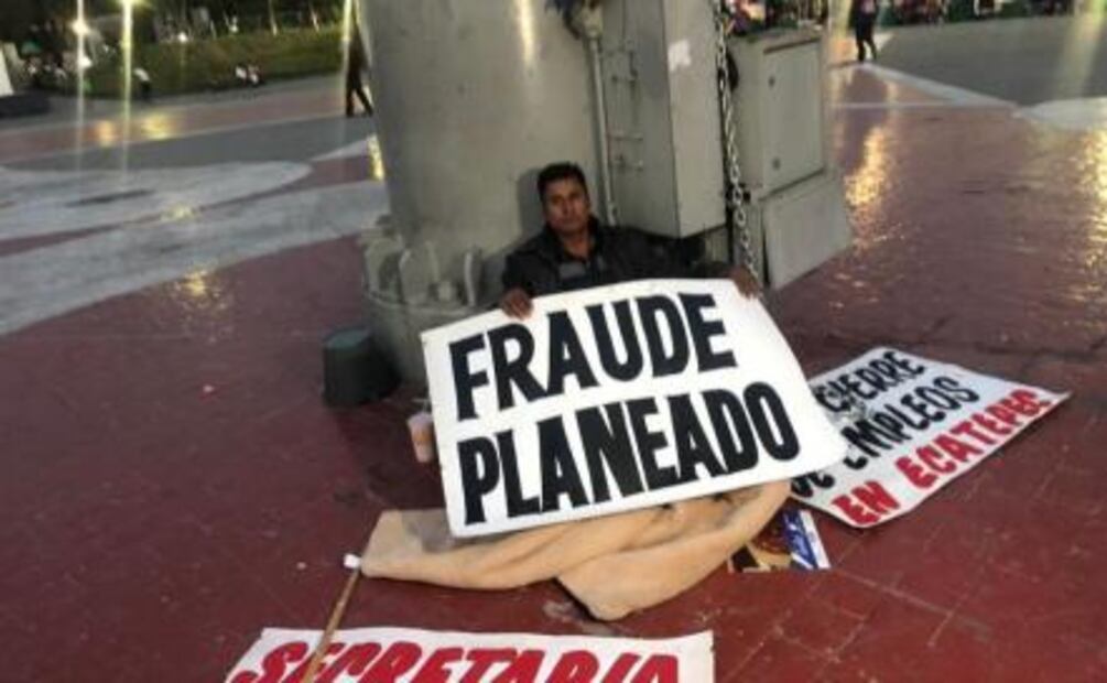 Sin ropa, empresario exige pago de servicios al ayuntamiento de Ecatepec