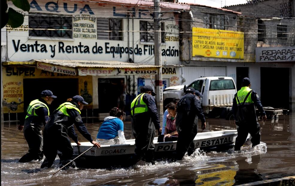 Calles de la colonia Vicente Villada, en Nezahualcóyotl, siguen bajo el agua a días de las intensas lluvias registradas en el Estado de México, el lunes 29 de septiembre de 2025. Foto Hugo Salvador /EL UNIVERSAL