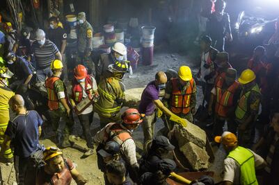 Historia. Espera a sus amigos que estaban en fábrica textil que colapsó