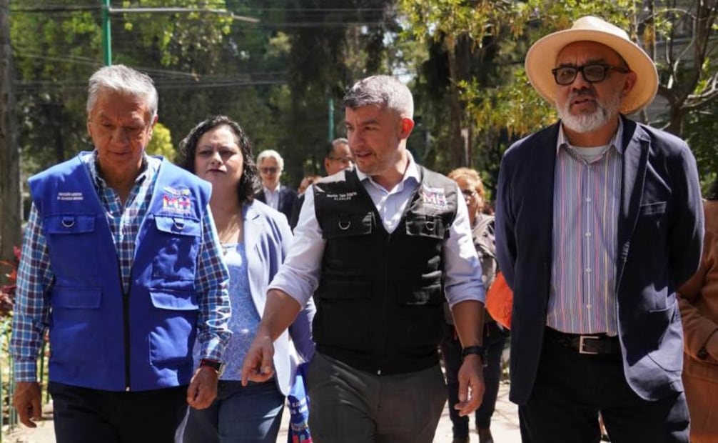 Sergio Aburto Sánchez, a la derecha del alcalde, tendrá la Dirección de Medio Ambiente y Sustentabilidad en la Miguel Hidalgo (27/10/2025). Foto: Especial