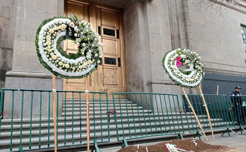 En el marco de la elección judicial, dos coronas fúnebres fueron colocadas en la entrada principal de la Suprema Corte de Justicia de la Nación (SCJN) este 1 de junio del 2025. Foto: Pedro Villa y Caña / EL UNIVERSAL
