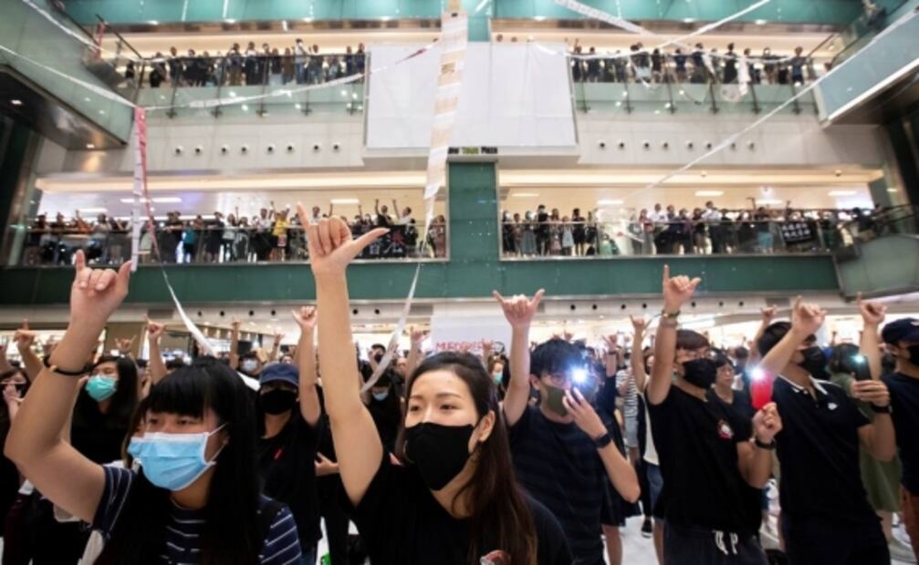 Miles de jóvenes protestan en Hong Kong por disparo de policía a manifestante 